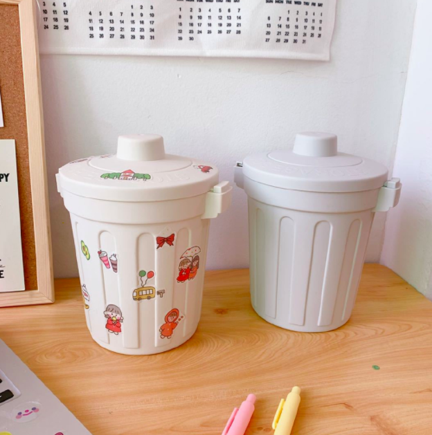 化妆桌或书桌上可以摆放个小垃圾桶,颜值很高的它当笔筒也合适呢