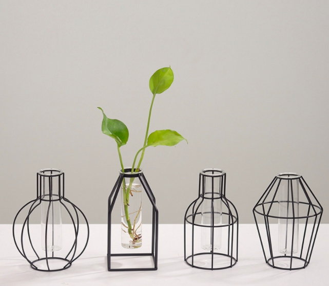 镂空设计的INS风格花瓶也是很棒的选择,简约得来富有设计感