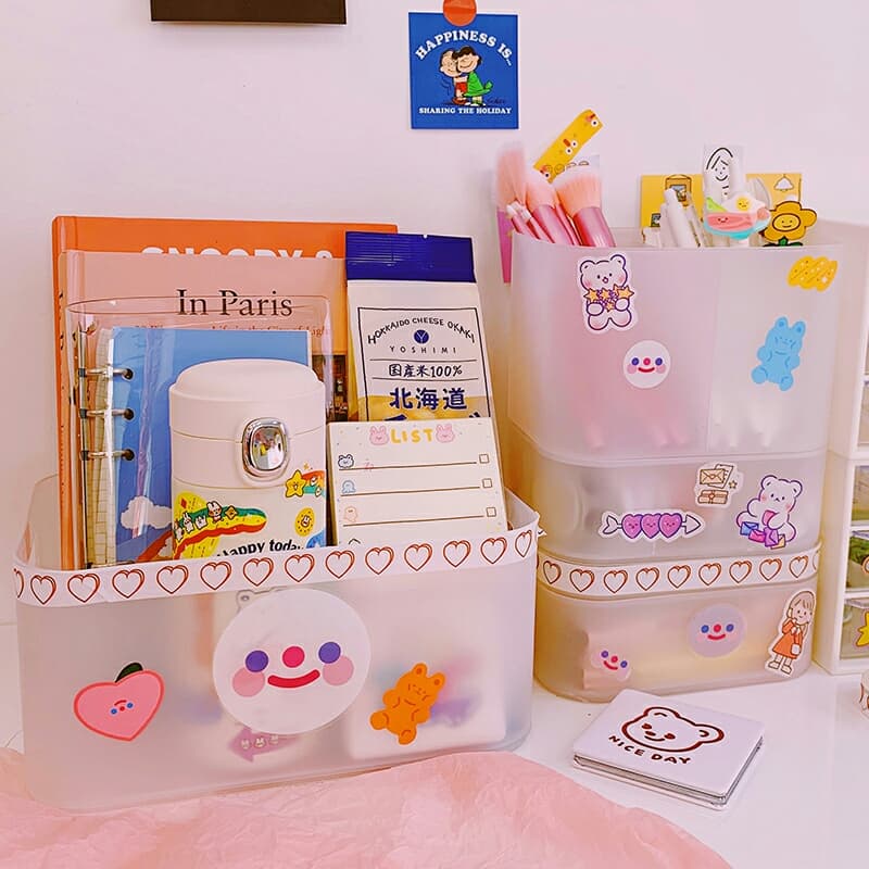 想要工作温习更有效率,干净的桌面非常重要!比如可以用这种同系列不同内容设计的收纳盒,依据需求添购装入各种桌面小物;之后还能层层叠起来组合收纳。