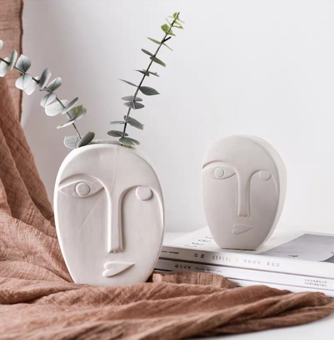 北欧风格的创意雕塑人像花瓶,不止可以用来插花,随便摆在柜架或桌面上都是给空间精致感加分的好物呢~