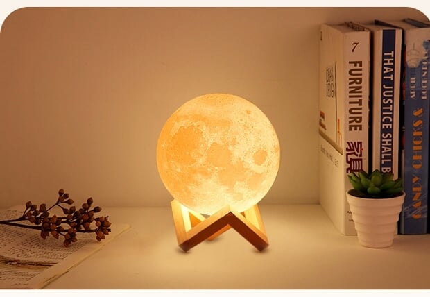 近期韩网和小红书上讨论度很高的3D月球夜灯真的让人难以抗拒、眼冒爱心,光看就好疗愈呀