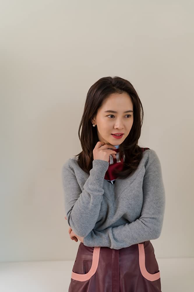 今年38岁的她在日常皮肤管理方面很是注重;今天带Girls们一起来看看欧尼的3大冻龄秘诀,想要GET同样状态超赞美肌的朋友们记得好好笔记实践起来哟:
