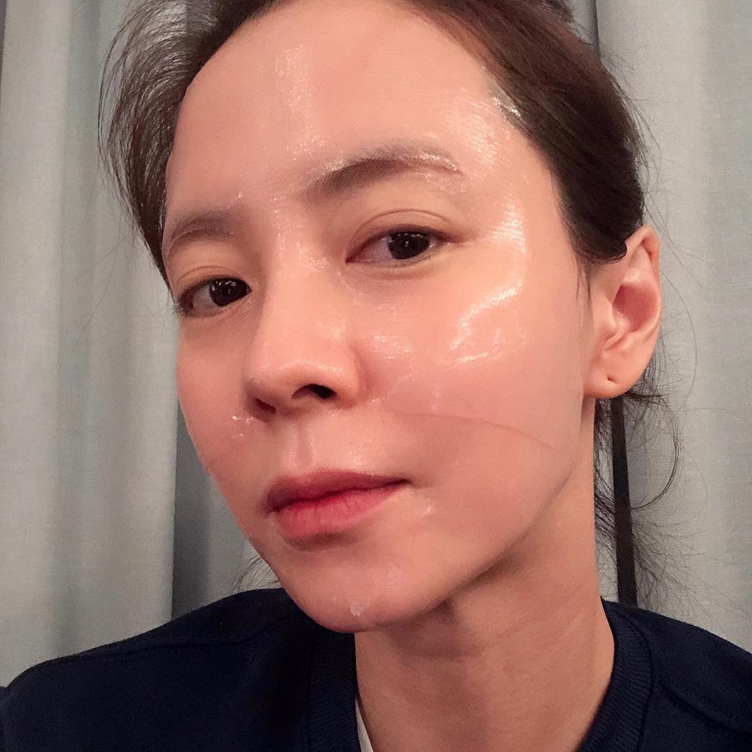 3、保湿很重要 偏干性肌肤的智孝欧尼非常注重脸部保湿,会随身携带保湿喷雾随时给肌肤补水。此外她也会固定使用面膜,给肌底输入源源滋养,拯救干渴疲劳肌肤~