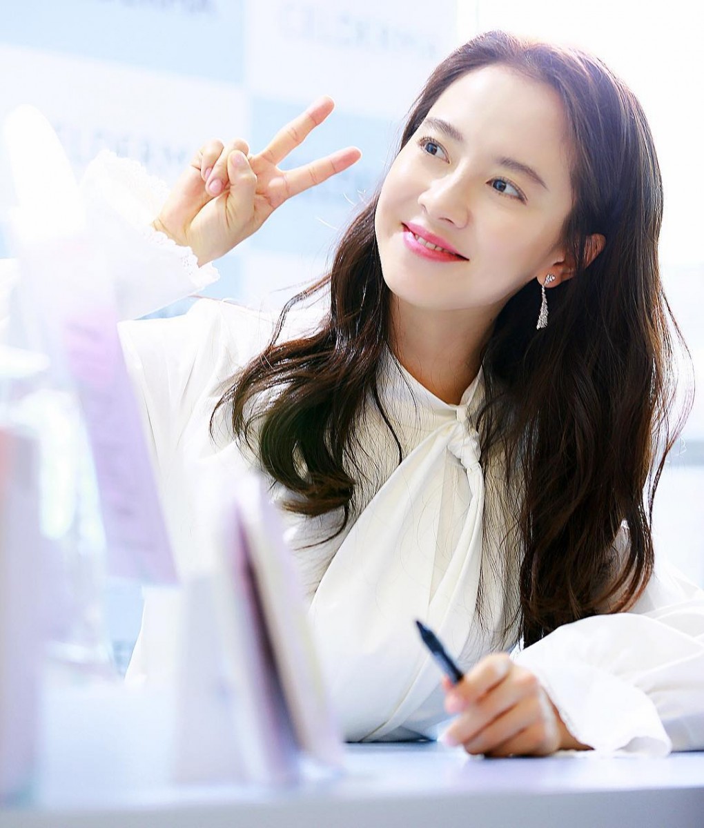 2、如非必要尽量少化浓妆 在《running man》和其他真人秀节目中总是无惧素颜示人的智孝欧尼,肌肤完全无「龄」感!她曾分享自己除非工作需要,否则一般很少会浓妆艳抹、甚至连淡妆都未必会画,以确保皮肤可以减轻负担、毛孔得以好好呼吸透气。
