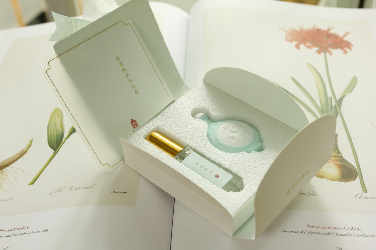 在扩香石上喷洒香氛精油后摆放在喜欢的地方，香味会渐渐扩散开来；不仅香喷喷的让人收获好心情，这么好看的扩香石完全就是艺术品等级的精美摆设吖！