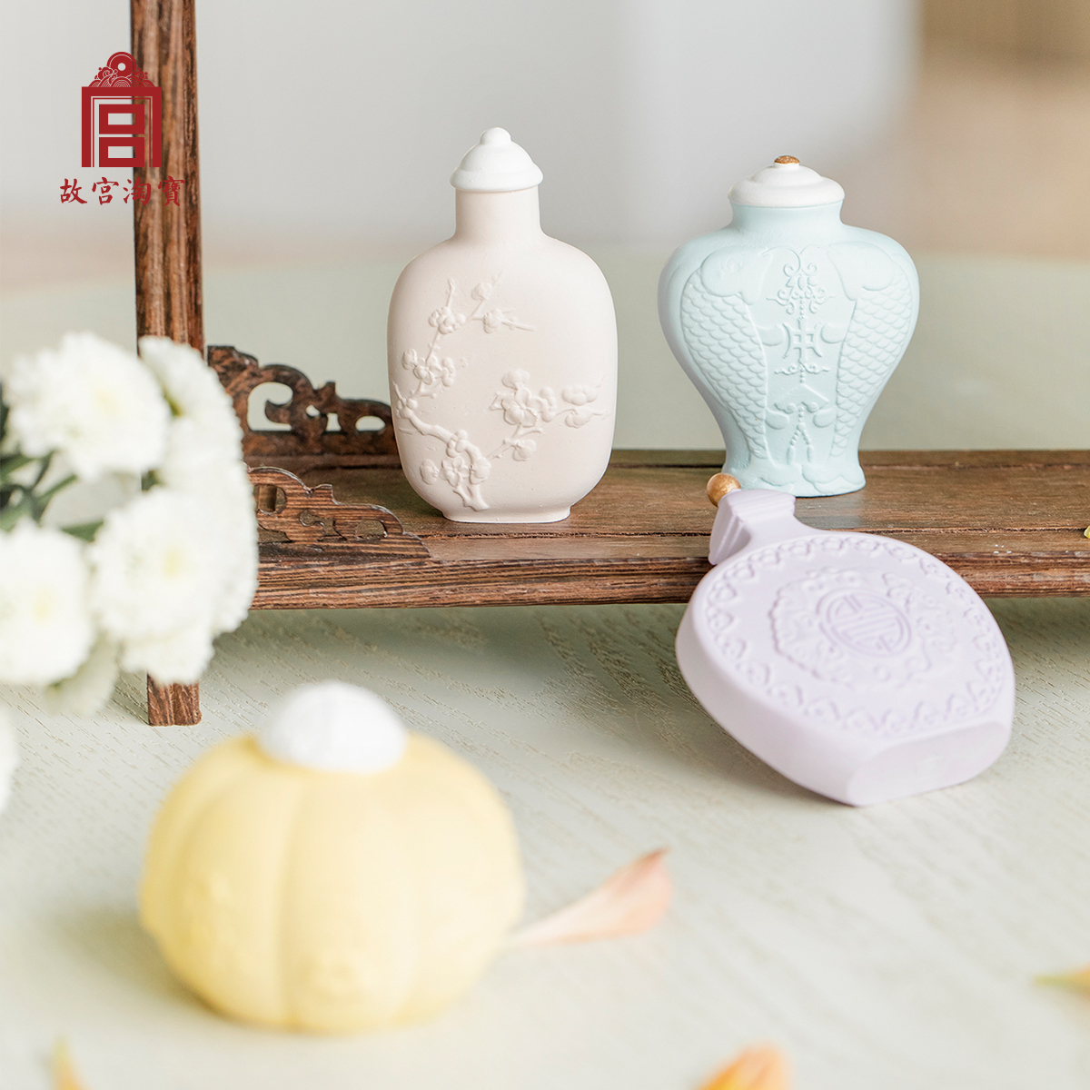 故宫文创经常都会推出各式各样的新品,精美程度让人大开眼界!近日在故宫文创淘宝店铺上新的「悦色系列」新品,以明末清初起流行的「鼻烟壶」为创意灵感,将扩香石打造成了6种小巧精致的鼻烟壶造型,掀起微博及小红书粉丝们的疯狂热议和抢购!