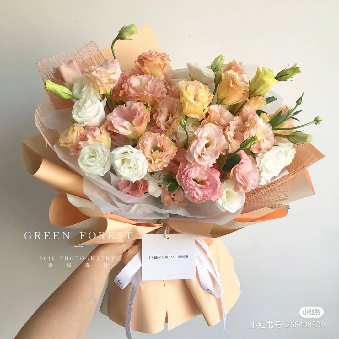 洋桔梗花束 洋桔梗盛开的外型和玫瑰相似,但更显简约清新气质。其花语是「真诚不变的爱」,恒久的爱意比起追求轰轰烈烈更为动人!