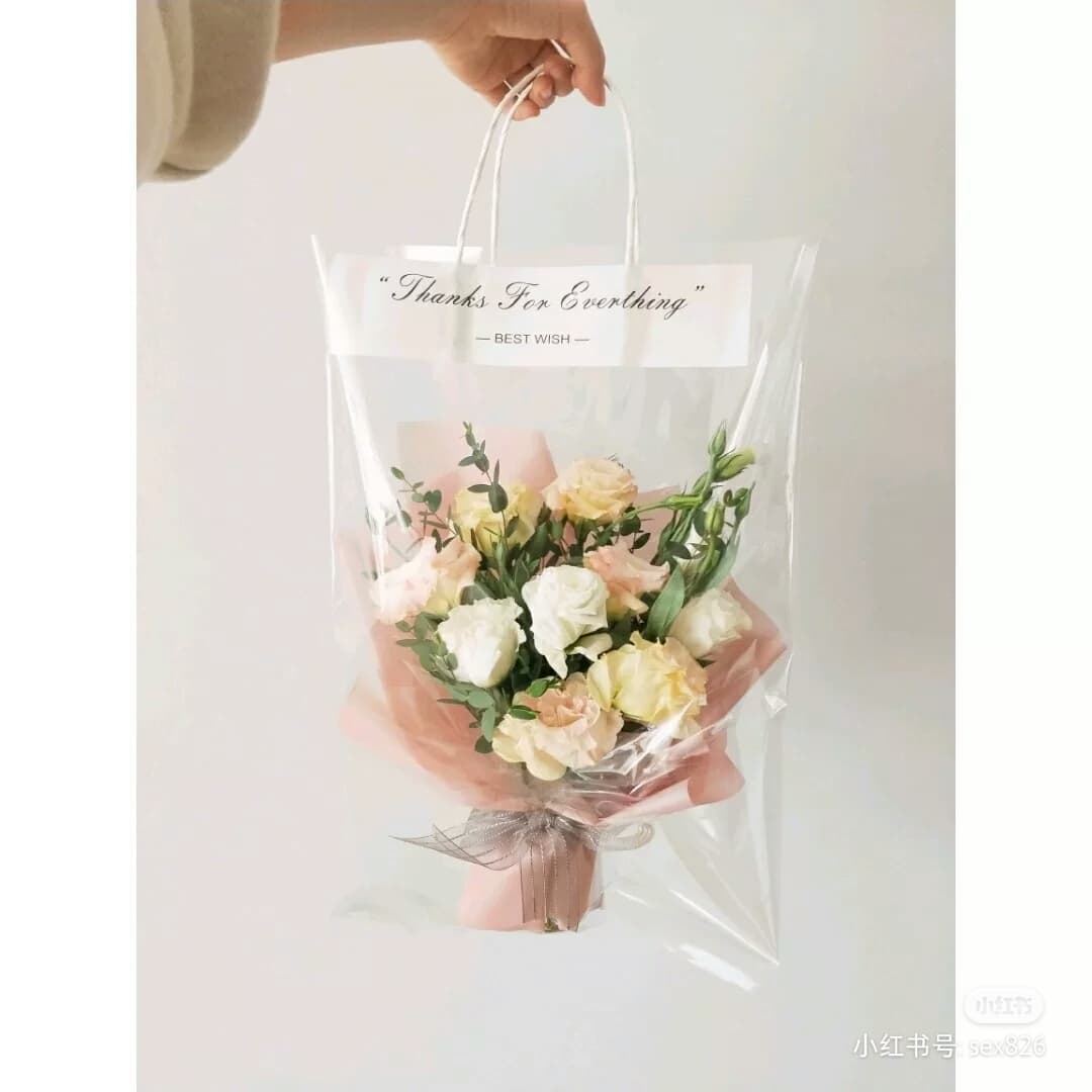 洋桔梗花束 洋桔梗盛开的外型和玫瑰相似,但更显简约清新气质。其花语是「真诚不变的爱」,恒久的爱意比起追求轰轰烈烈更为动人!