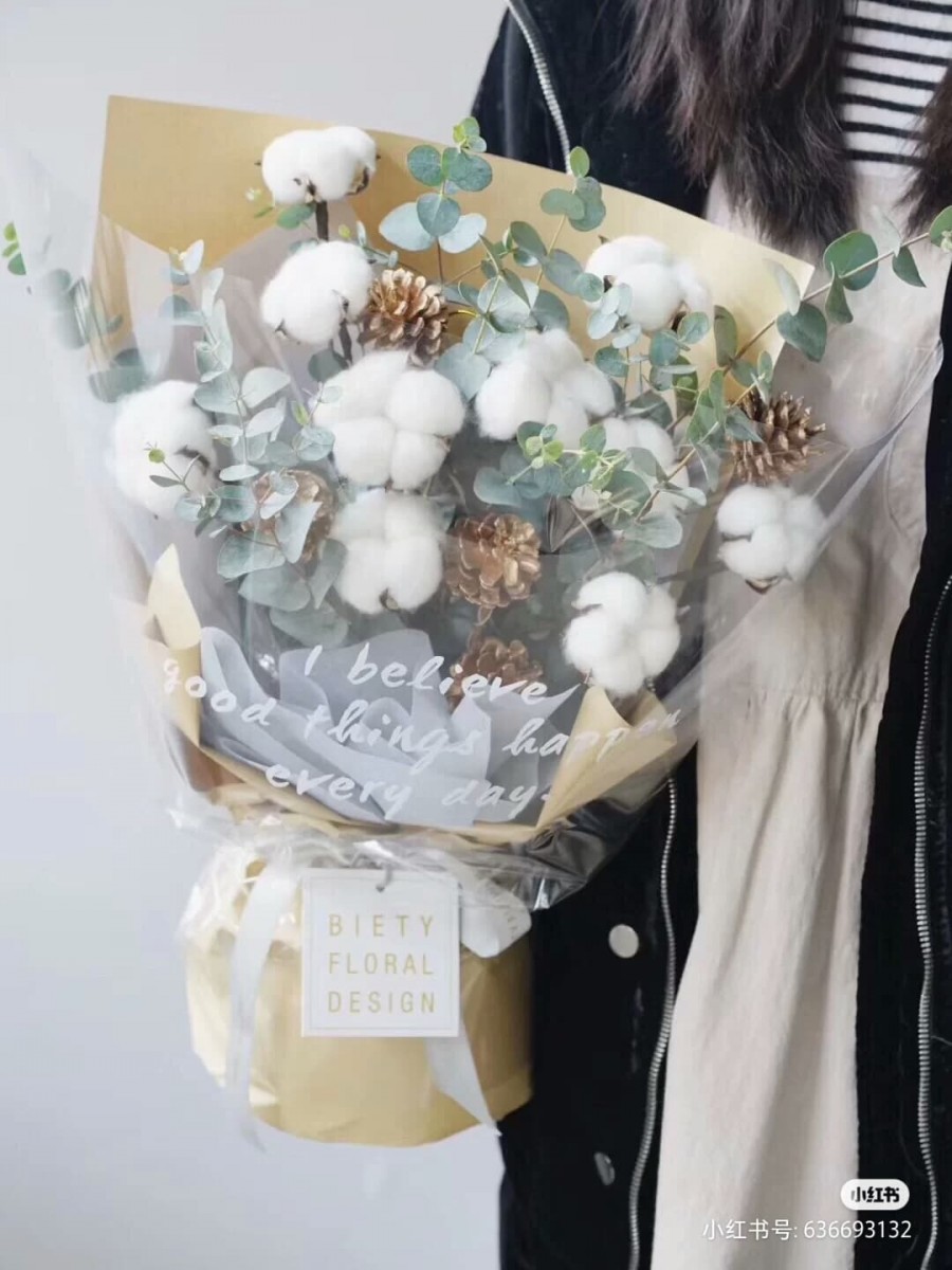 木棉花花束 木棉花的花语是「圆满的爱情、珍惜眼前人」;虽然不如直接表达「我爱你」的红玫瑰来得热情奔放,但木棉花含蓄的告白也是情意绵绵、很是浪漫啊!