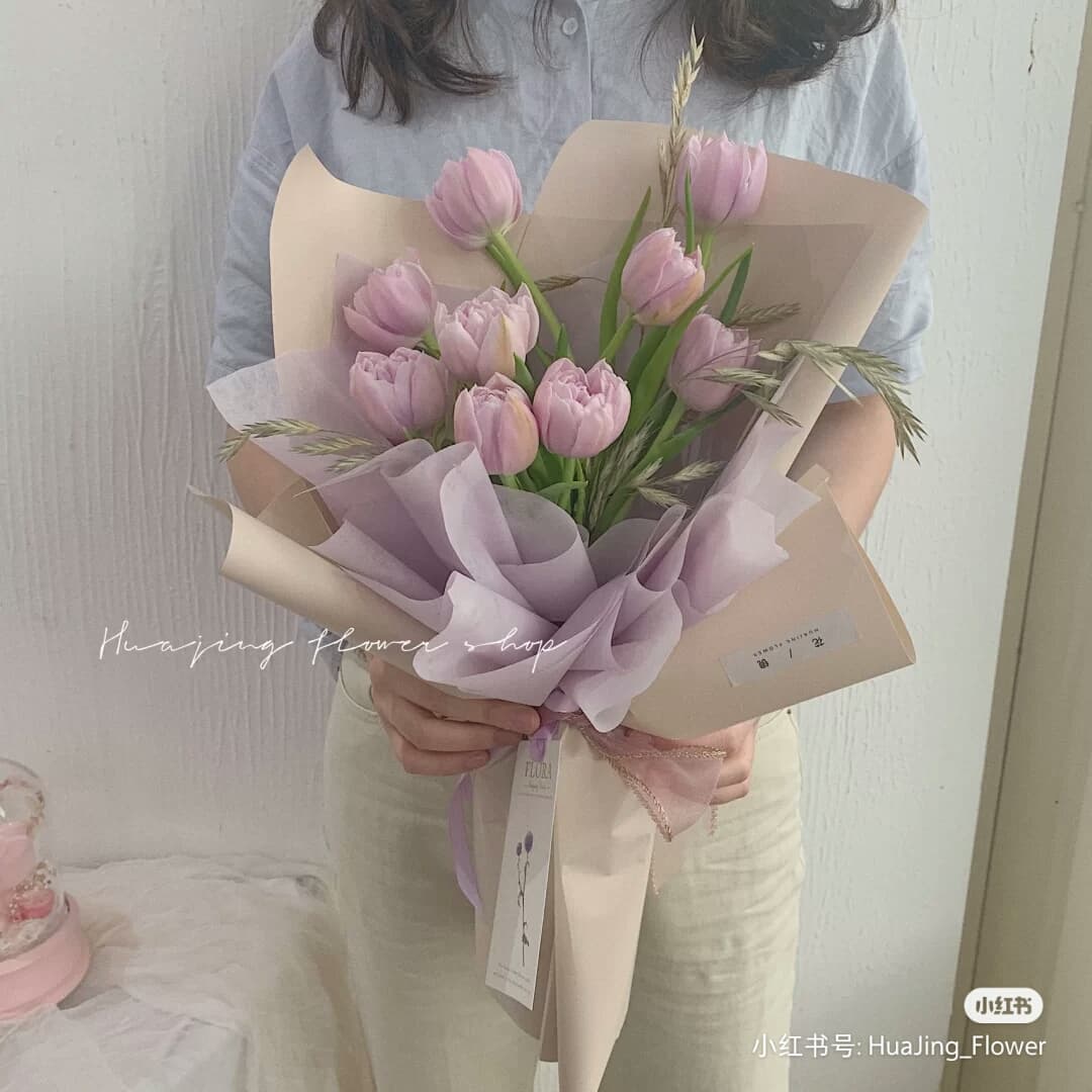 郁金香花束 郁金香也是近年来的「花卉界网红」~无论是单种类郁金香花束,或者采以其他花材搭配都极为好看!建议送给挚爱,可以选择寓意「永恒的爱、此生不悔」的紫色郁金香,以及表示「爱的告白」的红色、粉色或黄色郁金香。