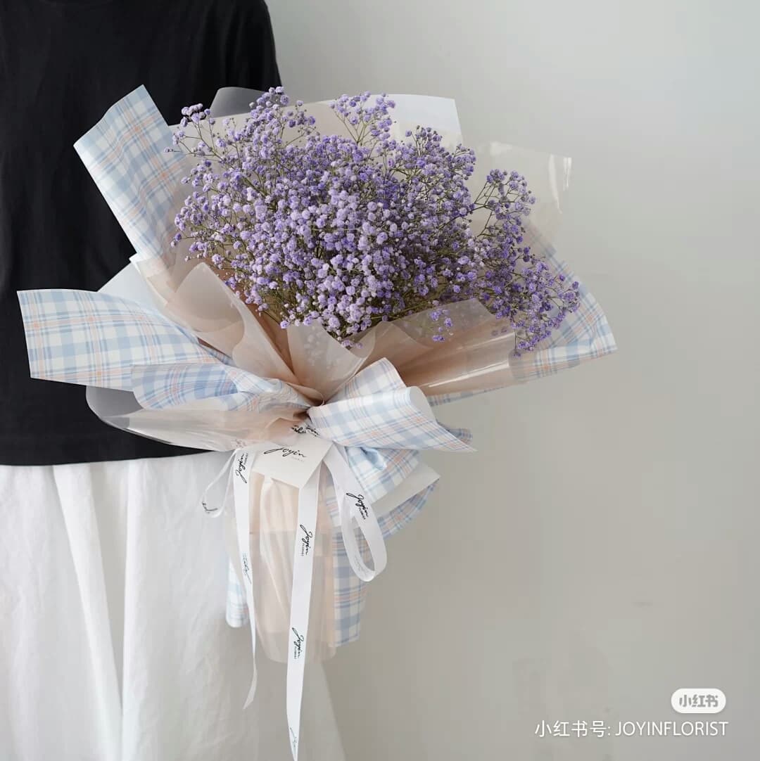 满天星花束 同样是绝大部分女生心头好的满天星,有着「守望爱情」、「内心对你的爱有如繁星,多而耀眼、数都数不清」、以及「我想成为你的漫天星辰」的含义。是不是超浪漫、特别适合用来告白呢?(笑)