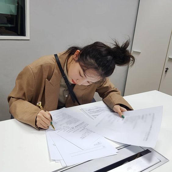 1、番茄工作法 首先将重要代办的一项工作列出来;给自己设定25-30分钟时限,确保自己在过程中完全专注。25-30分钟后休息5分钟,可以看一看手机、听听歌放松一下,但一定要有自制力;确保5分钟休息完毕回到专注工作状态。
