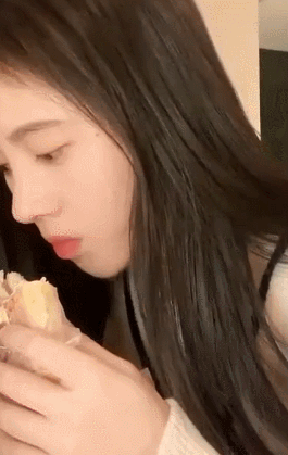 身材管理状态极好的鞠婧祎,月前在直播和粉丝们互动时嚼面包的画面也登上过热搜榜,事关当时它咬了很小一口面包后在口中咀嚼了近乎30多下才吞下肚;