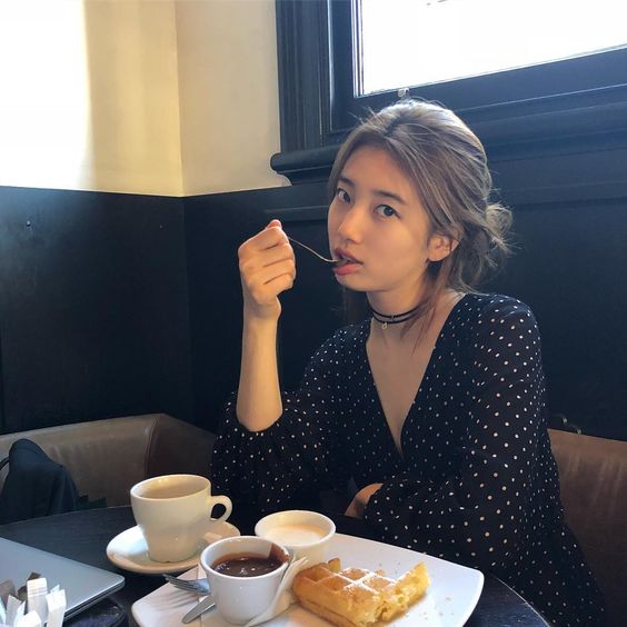 事实上,放慢吃饭速度确实比起狼吞虎咽更有助于减肥。进食太快会导致消化不佳、肠胃负担重,还会很容易一不小心摄入过多食物而不自知。