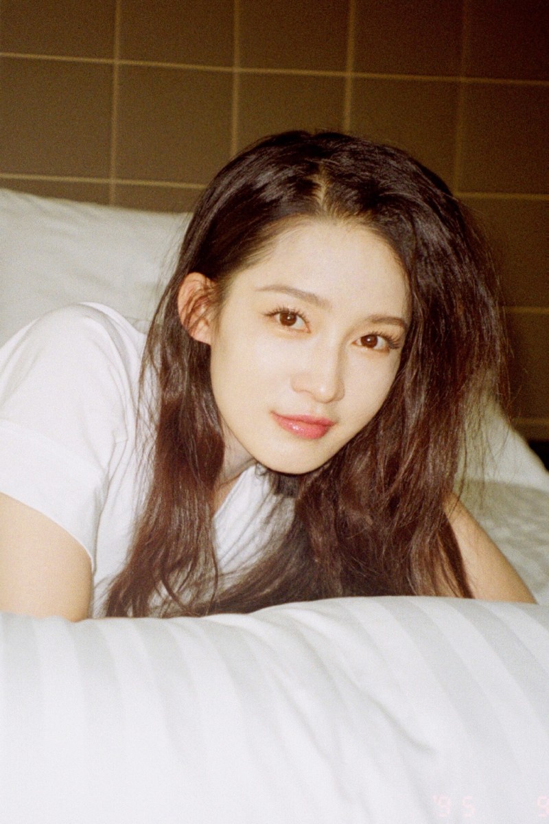 1、喝水排毒美颜法 每天喝至少八杯水不仅维持健康,对肌肤状态和排毒效果也都很有帮助;李沁日常中会确保每日喝水量充足,早上晨起还会空腹喝一杯温柠檬水,排毒又美颜。胃不好的女生可以用温水撒一点盐巴代替柠檬水,同样有排毒功效哟!此外也可以遵循喝水时间表来维持身体健康、为身体和肌肤充分补水。