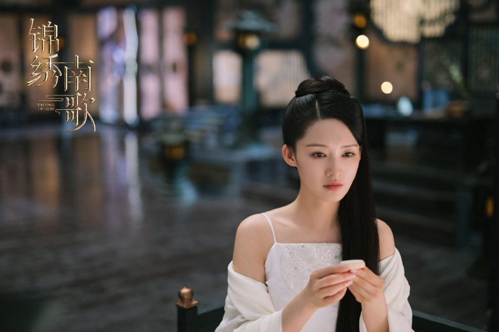 在《楚乔传》、《庆余年》、《锦绣南歌》等古装剧中扮相绝美的演员李沁近年人气急升,长相和气质一直非常有观众缘;月前她在知名中国论坛虎扑女神排行榜中更是击败了林志玲、周慧敏等公认的「殿堂级」大美人,勇夺亚军宝座被誉为新一代直男女神~