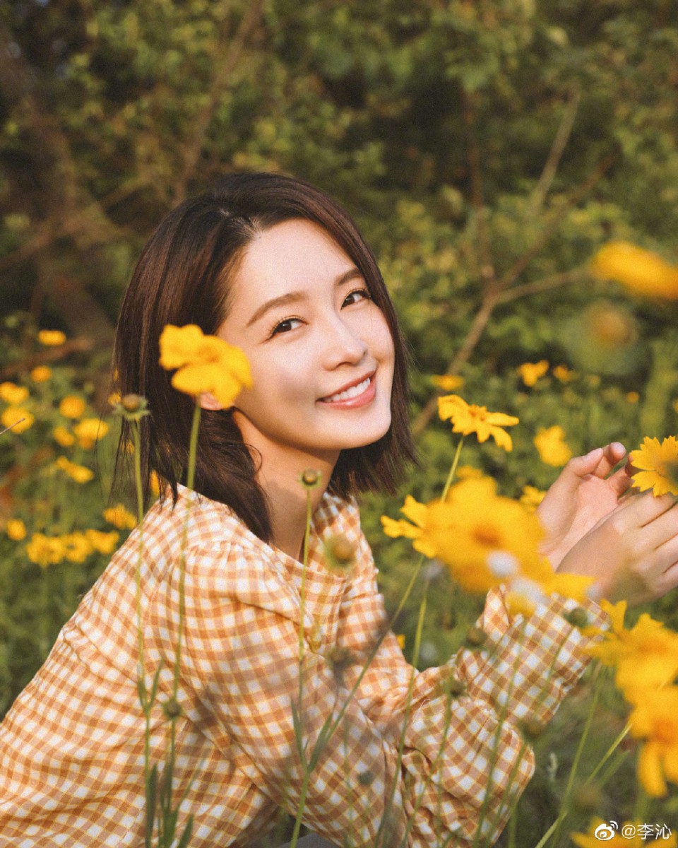 2、防晒功夫做好做满 Girls们千万不要仗着年纪轻、肌肤自我修复能力强就忽略紫外线防护。身为演员的李沁如非工作必要会尽量在紫外线强度高时减少室外活动,平日里无论是躲在室内或走出室外,都一定会好好防晒。防晒工作做足,才能有效避免紫外线破坏肌肤保护层、自由基增生加速肌肤老化。