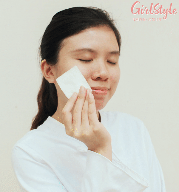 面膜布采用的是柔滑超细纤维材质；不仅如丝绸般丝滑亲肤、特别轻薄透气，还具备高渗透性加乘肌肤浓厚保湿力与滋润度。 清洁完脸部后取出面膜，连同上面的网纱一同敷上脸；之后取下网纱敷15分钟，即可感受1片1安瓶的速效滋养，重获会发光的Q嫩肌肤！效果真的好像刚做完脸一样水润透亮啊～