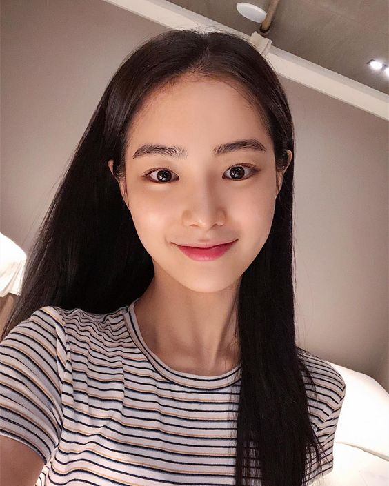 卸完妆和清洁完脸部后涂抹Toner化妆水,打好底子才能更促进肌肤对后续保养的吸收能力,进而发挥最佳美肤效用!相信不少Girls都有同样的疑惑:到底Toner应该要用手拍打涂抹上脸、还是要用化妆棉?下面马上来科普不同肤质的化妆水正确用法: