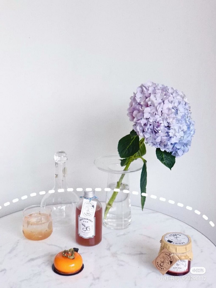 3、半圆法构图 Cafe经常可见的圆形桌子、圆形盘子其实是很棒的拍摄道具!将桌子或盘子的半圆形占据整个画面的1/2、1/3、或3/4比例,同时桌面和背景适当留白、尽量不要有太多杂物;焦点对准在拍摄主体上即可~俯拍flatlay也适用这个构图法则哟!