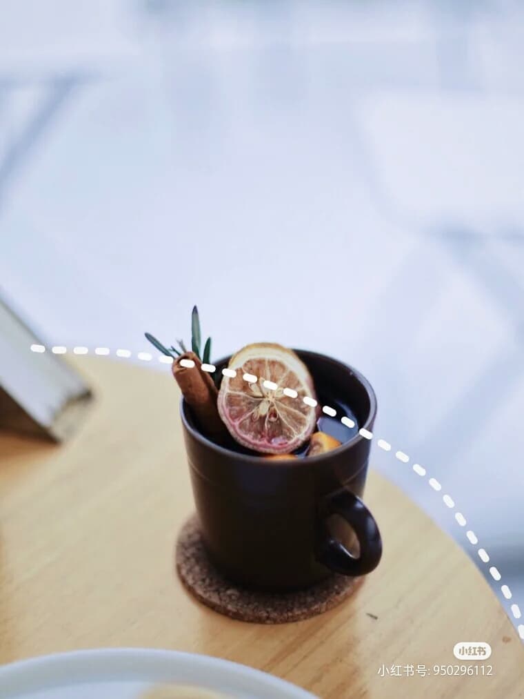 3、半圆法构图 Cafe经常可见的圆形桌子、圆形盘子其实是很棒的拍摄道具!将桌子或盘子的半圆形占据整个画面的1/2、1/3、或3/4比例,同时桌面和背景适当留白、尽量不要有太多杂物;焦点对准在拍摄主体上即可~俯拍flatlay也适用这个构图法则哟!