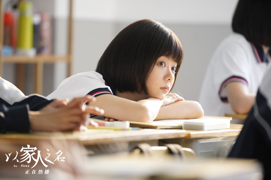 谭松韵搭档任嘉伦主演的《锦衣之下》今年初上线后掀起收视狂潮;不久前由她和宋威龙几张新成领衔主演的《以家人之名》开播后大受欢迎,满满胶原蛋白的小脸蛋轻松Hold住高中生造型!