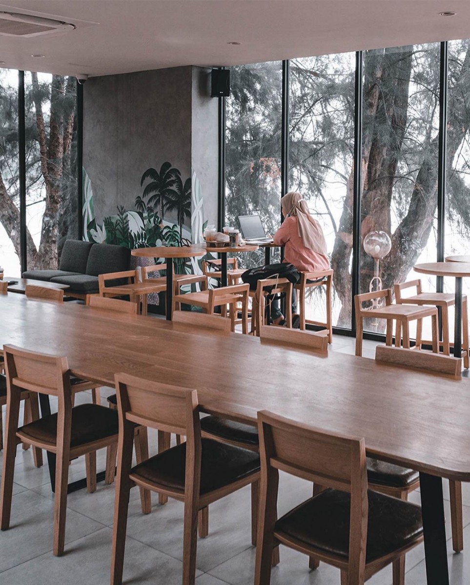 利落的建筑线条，配上木质元素空间细节，整体装潢设计极致呈现摩登质感风格～