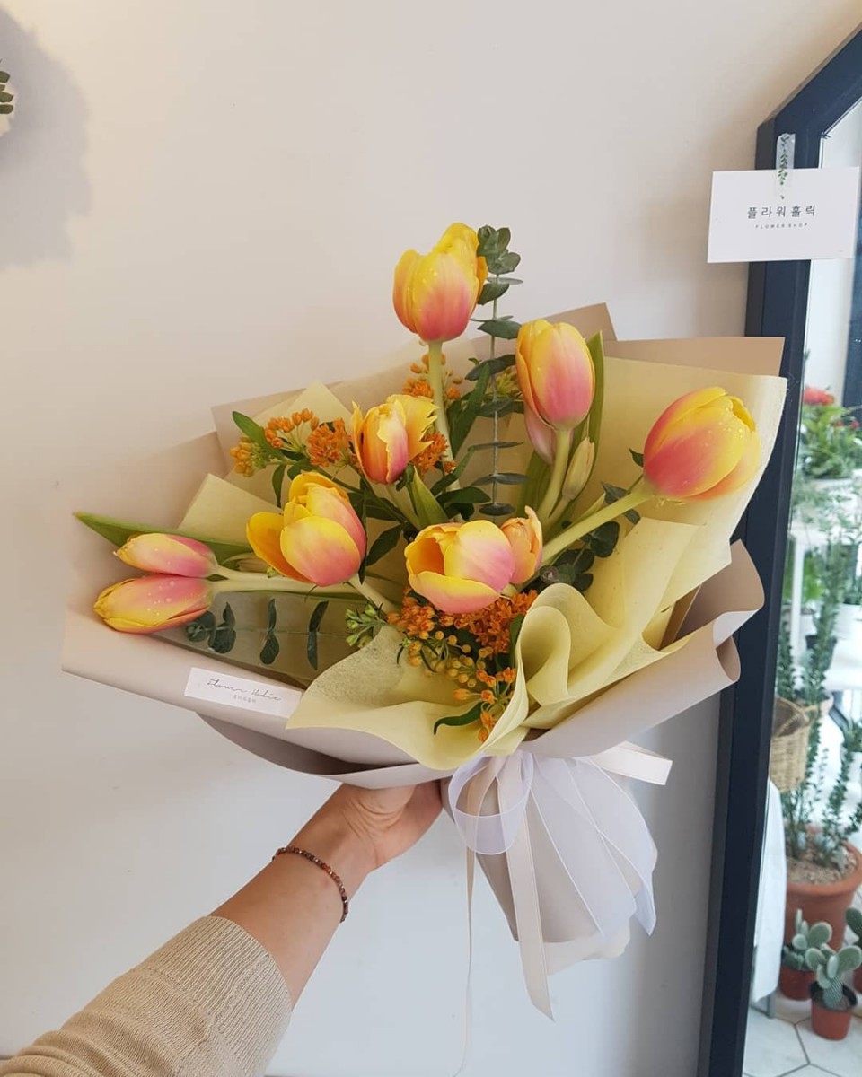 「芒果郁金香」的柔美渐变色花瓣,和一般单色郁金香一样清丽脱俗,却也同时更具特色和美感;美丽如它难怪会是今年以来韩妞们的心头好 ❤️