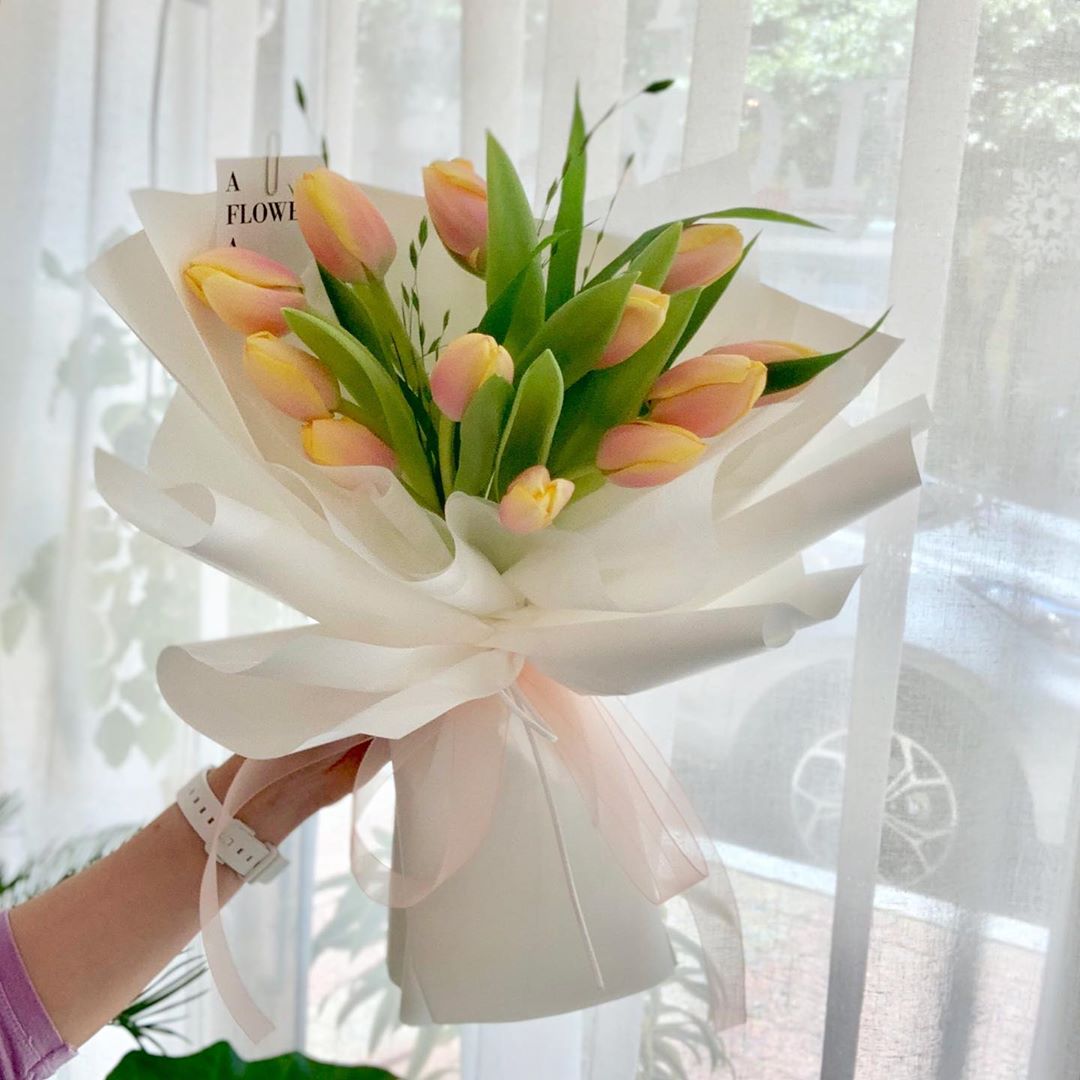 而近期这款结合了奶油粉色及芒果黄色的「芒果郁金香Mango Charm Tulip」,似是综合了「珍贵」和「永恒的爱」之意涵,向送花对象告白: 你是我一生中最珍贵的宝藏;愿我们之间用爱谱写的故事悠远绵长、祈愿我们的爱情恒久不变。