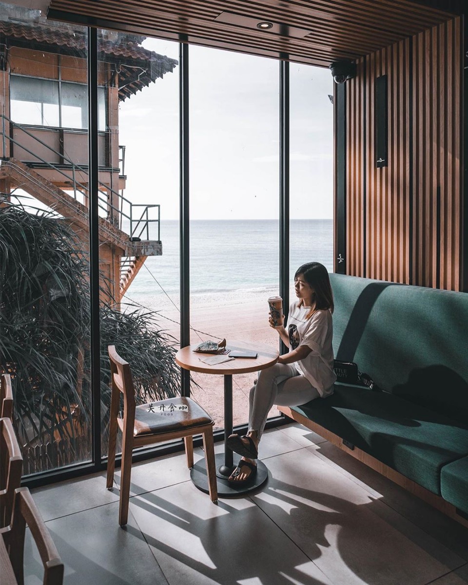 是的你没看错，这家坐落在海边的落地镜玻璃屋建筑设计星巴克店面不是在国外！环境氛围极佳的关丹Teluk Cempedak Starbucks，被誉为是「东海岸最具特色的星巴克」、「大马最美星巴克」；