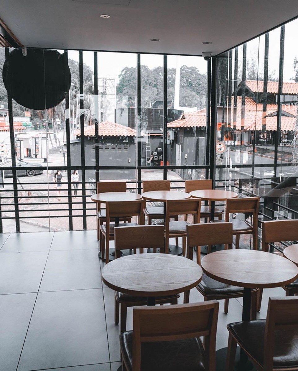 利落的建筑线条，配上木质元素空间细节，整体装潢设计极致呈现摩登质感风格～