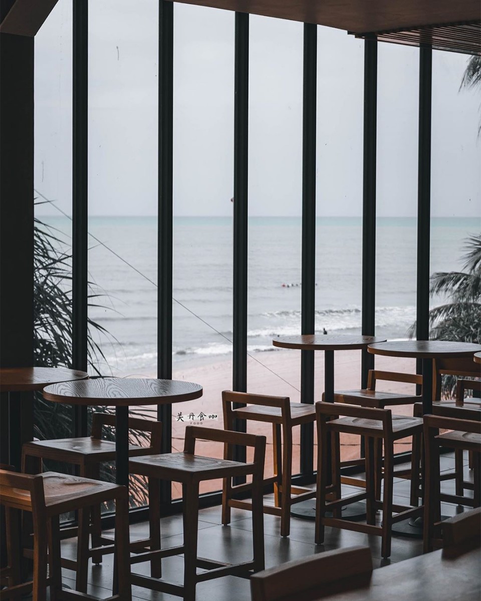 在玻璃屋设计的咖啡馆中一边享受咖啡、放松心情的同时，还能将一旁户外的广阔海景一览无遗！无论是室内还是室外都特别适合打卡拍照啊！