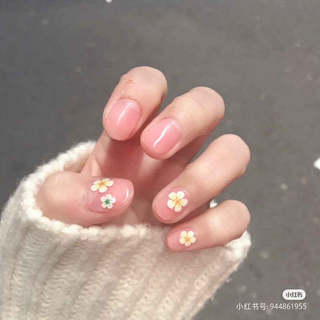 除了暖黄和仙人掌绿,小雏菊元素配上粉色也特别有少女元气感。