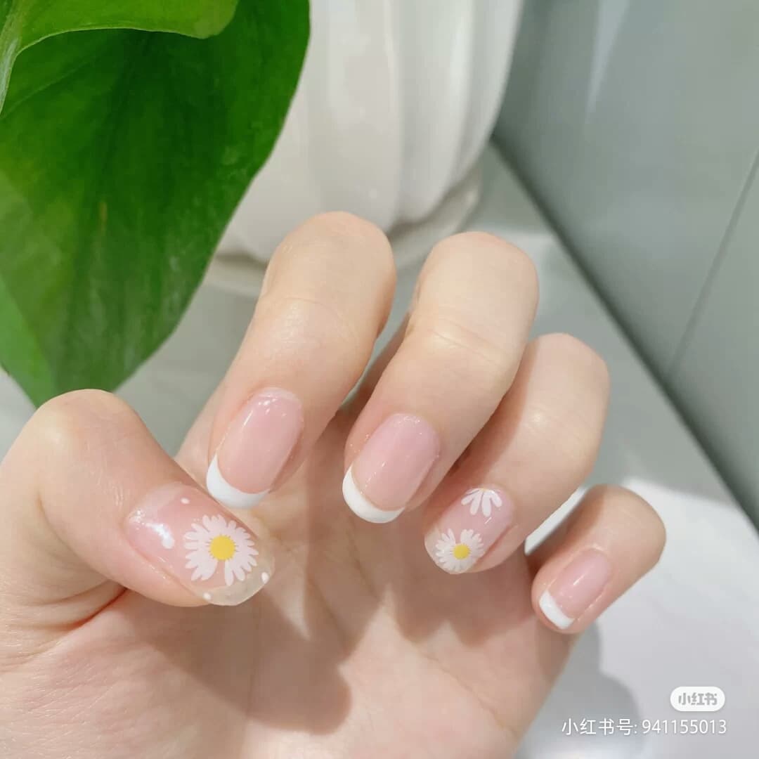 小清新感的雏菊图腾配上透明感美甲底色,简约耐看至极~特别仙气呢!