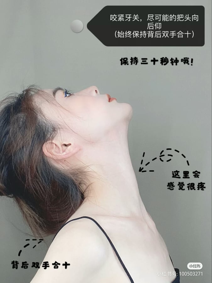 同场加映:练出纤细肩颈的同时也别忘了消除双下巴!双手在背后合十,咬紧牙关吧头往后仰直到感受到下巴至脖子的拉伸感美维持三十秒即可。