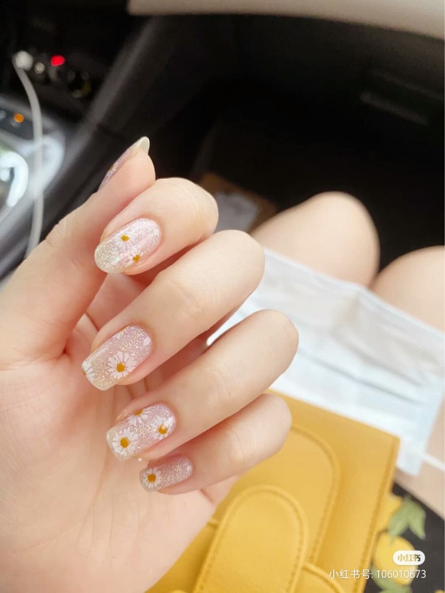 小清新感的雏菊图腾配上透明感美甲底色,简约耐看至极~特别仙气呢!
