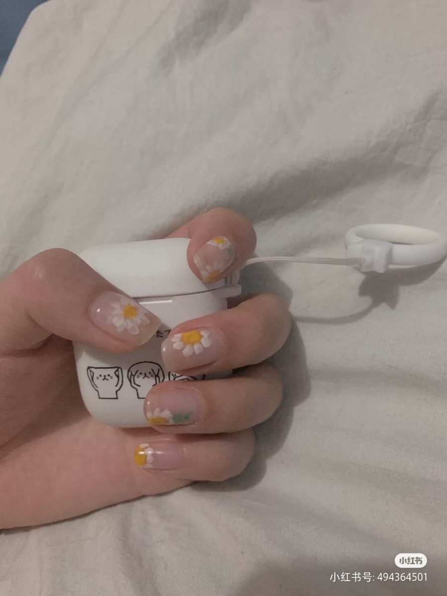 小清新感的雏菊图腾配上透明感美甲底色,简约耐看至极~特别仙气呢!