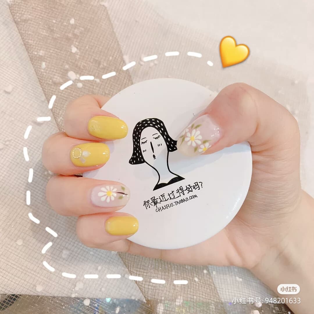 想到小雏菊每每都会联想到暖黄色调、大自然绿色调;不妨可以用这两种色系作为小雏菊美甲idea~