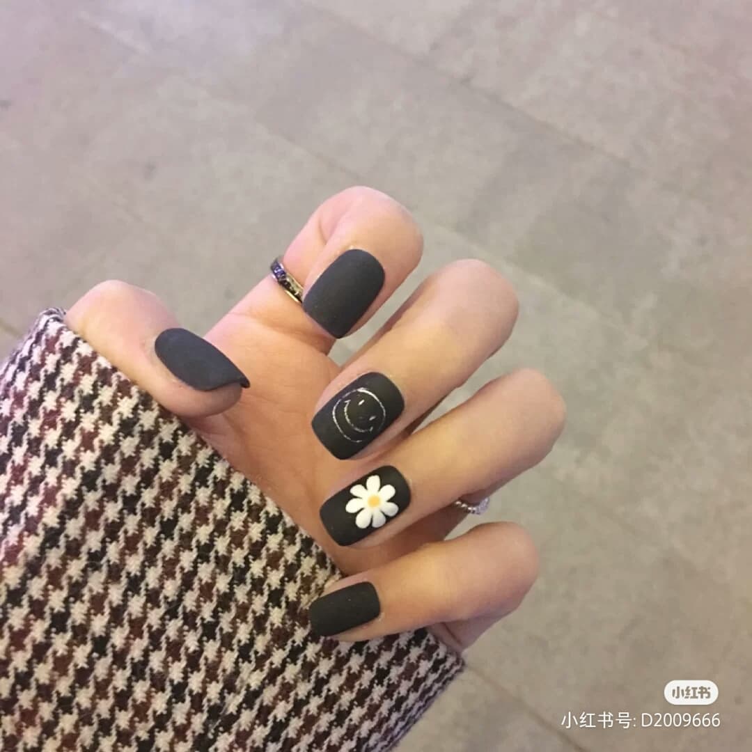 除了暖黄和仙人掌绿,小雏菊元素配上粉色也特别有少女元气感;黑色磨砂底色则秒变酷美女孩气质!