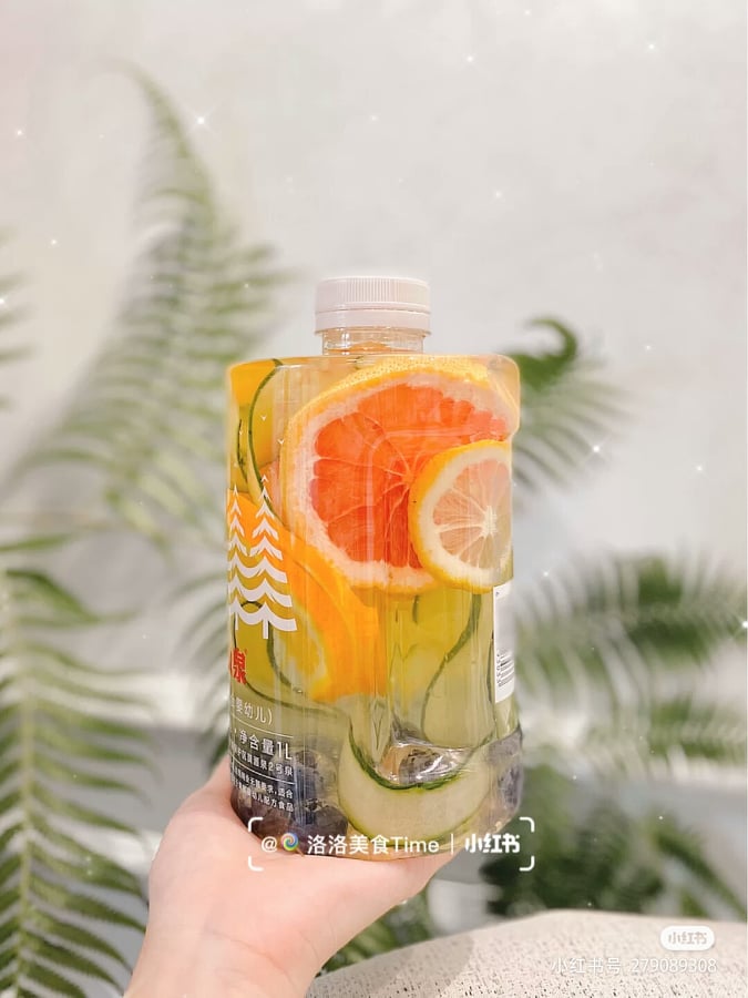 今天继续给大家推荐7款减脂期也可以喝的「Detox Water排毒水」,有效帮助促进肠胃消化润肠通便;尤其适合需要戒糖、戒饮料却又不爱喝水的女生们哟 ❤️