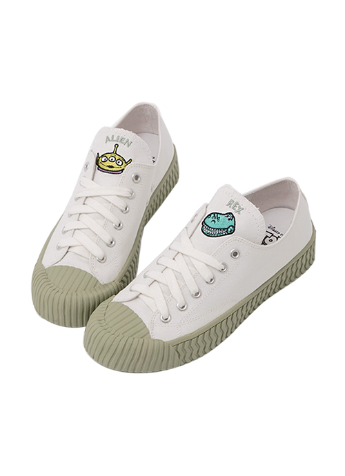 可盐可甜白x奶绿色 这双完全烧到小白鞋控C编啊~可盐可甜的白色鞋面x奶绿色鞋底,清浅配色也特别好搭配其他服饰单品;鞋舌上还有可爱的Alien和Rex!