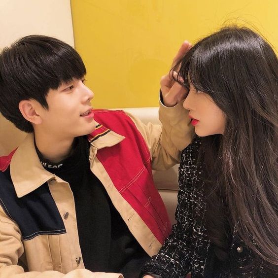 ✨5、会有吃醋表现 男生一旦喜欢你,便会不自觉展现源于占有欲的吃醋表现~比如一起出去玩时有别的男生在场并和你相处得不错,他会表现得很不自在;又或者当他看到你上载的生活照中有别的异性,他会拐弯抹角问你照片里的人是不是你的男友或对象~