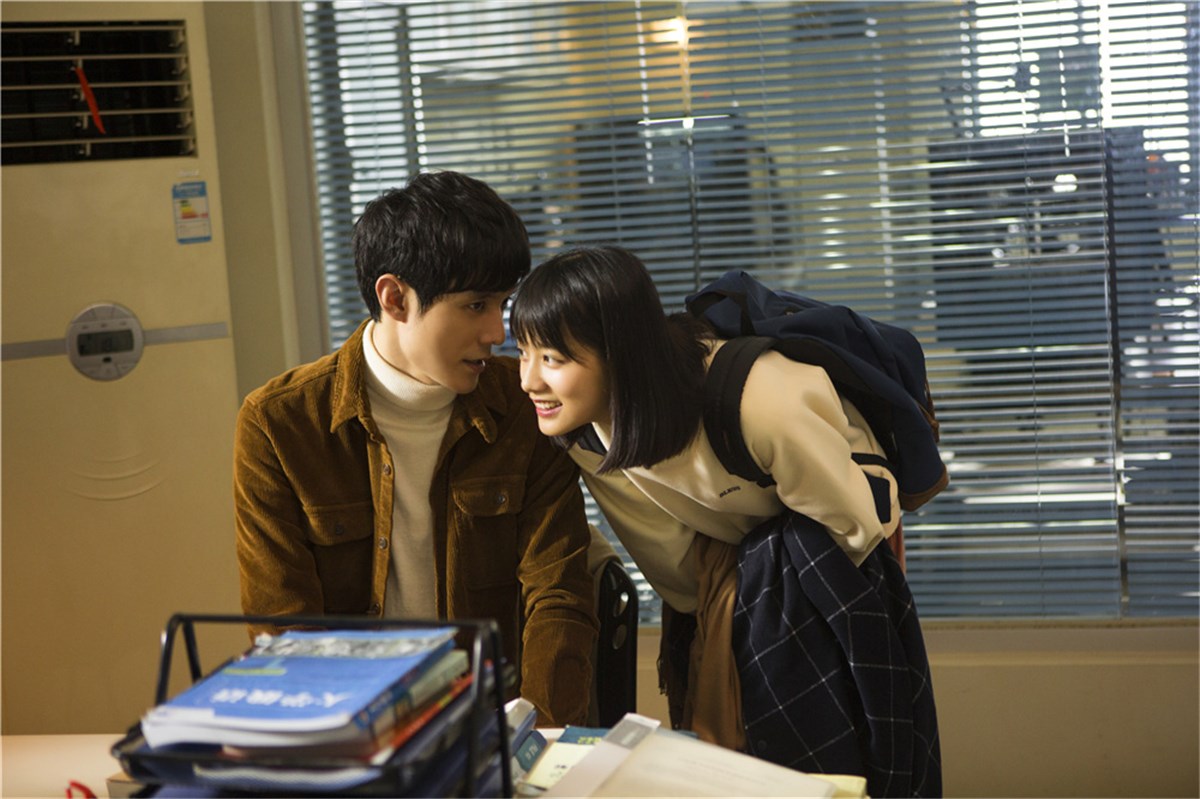《独家记忆》| 领衔主演:张超、李婷婷、陈博豪 东湖大学英语系大三女生薛桐再一次考试中被「临时监考博士生」慕承和认为她作弊,自此二人结下了不解之缘。俩人历经课堂对战、讲座上偶遇、赠予俄语名等互动,渐渐从讨厌对方发展到双向暗恋。