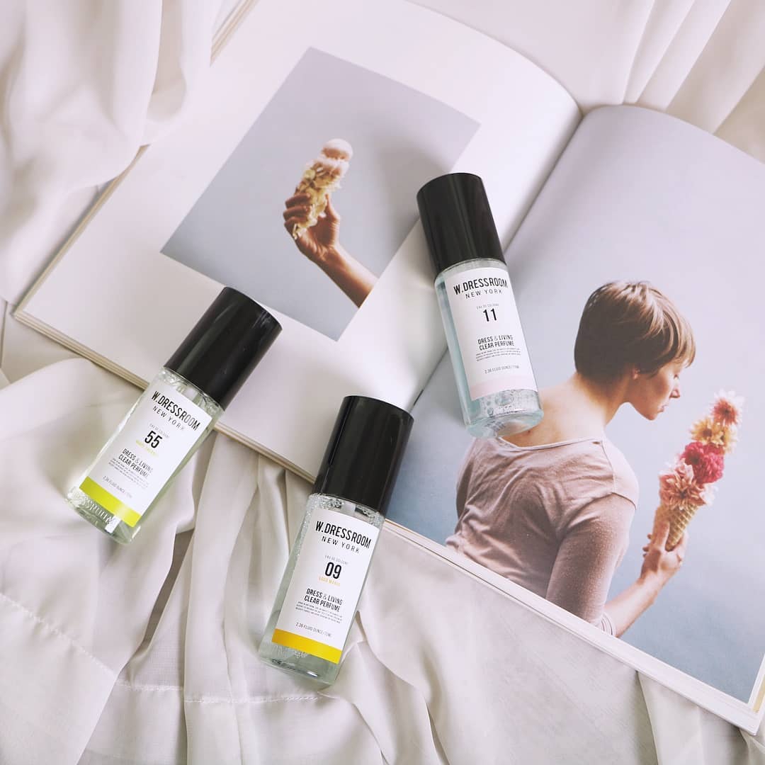 韩国国民香水品牌W.DRESSROOM家的衣物居家香氛，相信Girls们都颇为熟悉～除了可以用作空气清新喷雾，也能快速出去衣物上的烤肉味、火锅味等异味，同时还具备抗菌除螨功效；最重要的是价格特别亲民，一次入手好几款香味都不伤荷包！?