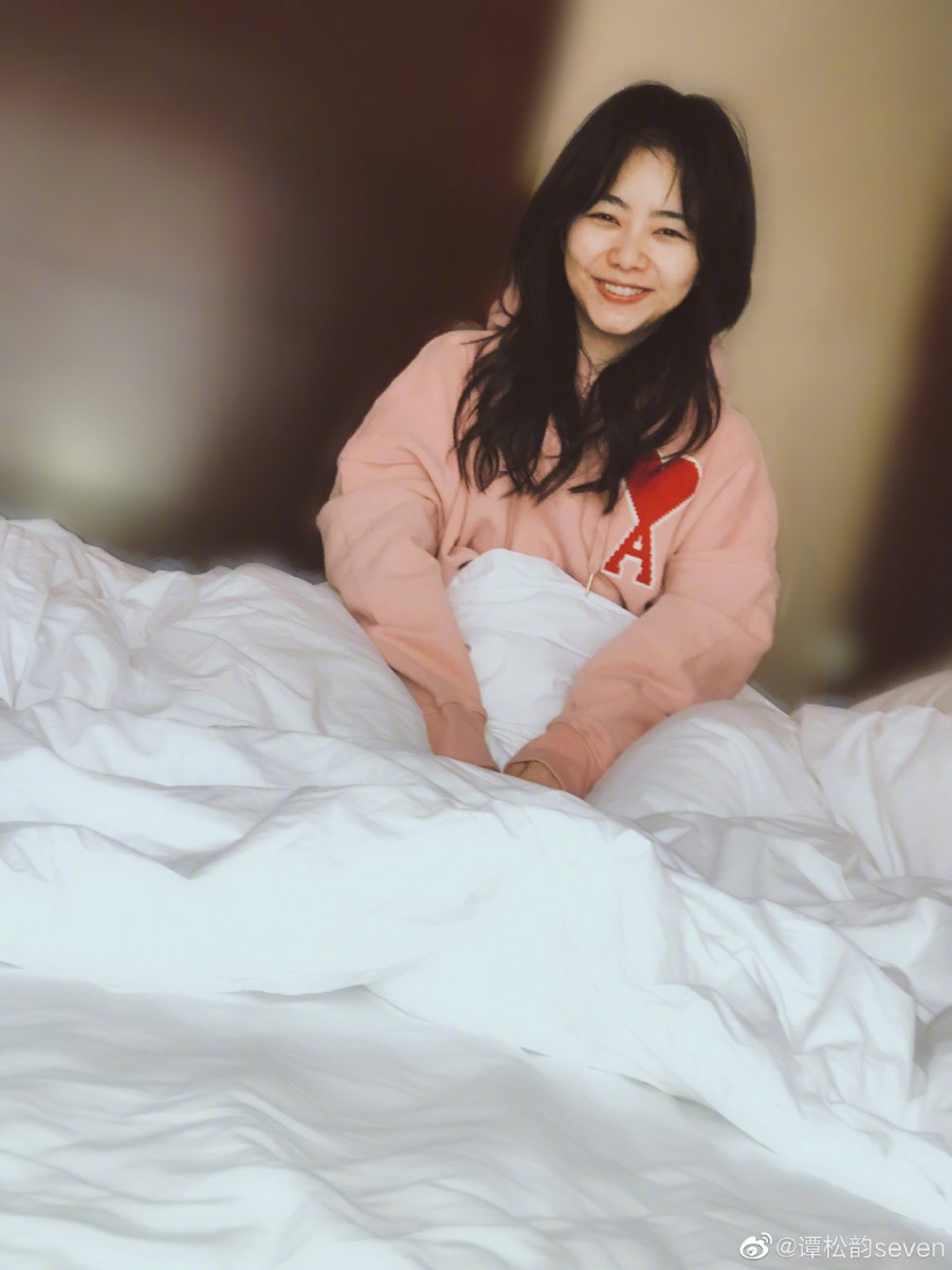 ✨ 以清洁、卸妆为主 女明星经常需要长时间带妆,谭松韵透露自己注重卸妆程序;比如眼妆就必须用带油性的眼唇卸妆液,否则一般卸妆产品的卸除力不够强,反复揉搓难卸的眼唇妆很容易拉扯到肌肤,长久下来容易导致细纹增生~