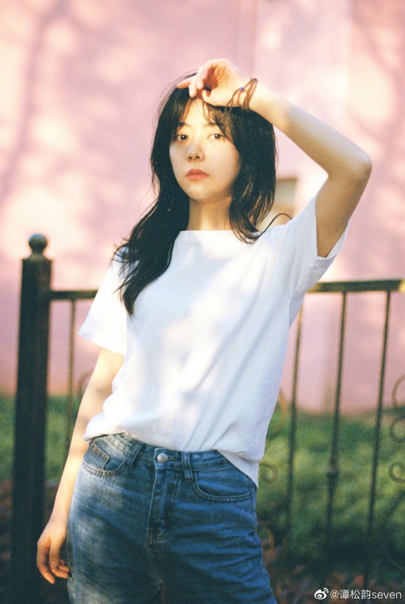 ✨ 一定要注重防晒 身为演员的谭松韵,日常中无法避免在户外长时间顶着大太阳拍摄~阳光里的紫外线不仅会让皮肤长斑、变黑,还会加速我们的肌肤老化、导致细纹增生!因此「防晒」是她日常护肤程序中绝不会缺少的一步,长时间烈日下工作也能给肌肤带来极致呵护。