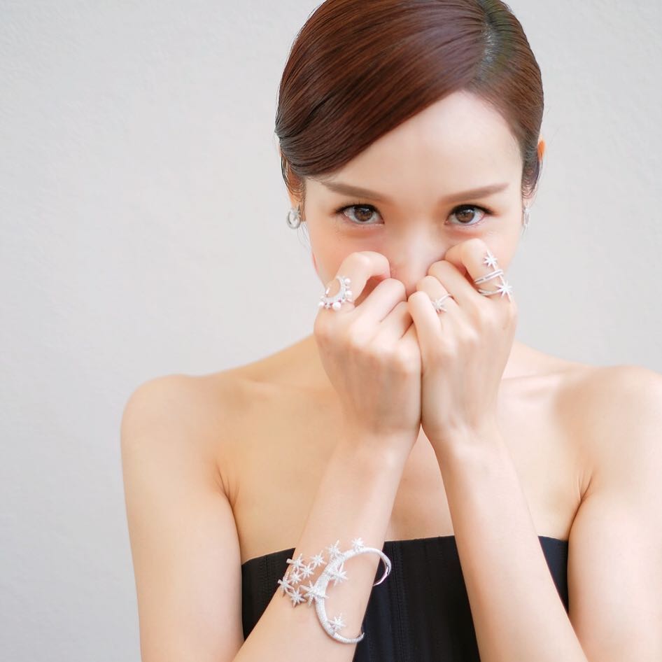 6、「跟随的不是别人的步伐,而是自己的心。」