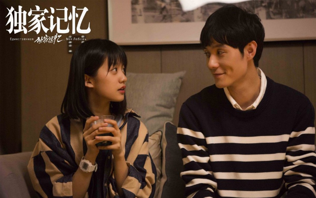 后来她毕业后历经家庭和工作中发生的事逐渐成长,也更了解了慕承和的过往与将来。俩人之间朦胧的情愫终于挑去,幸福走到了一起;过去的日子,成为了彼此永远的独家记忆。