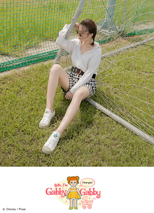 可盐可甜白x奶绿色 这双完全烧到小白鞋控C编啊~可盐可甜的白色鞋面x奶绿色鞋底,清浅配色也特别好搭配其他服饰单品;鞋舌上还有可爱的Alien和Rex!