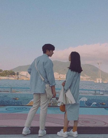 ✨1、会特别注意在你面前的形象 如果平日里这名男生不太照顾外型形象,但出现在你面前时都会精心给自己装扮整齐,基本可以判定他是在意你的;对你有感觉的男生,会希望通过将自己打扮得好看一点,以获得你的注目。